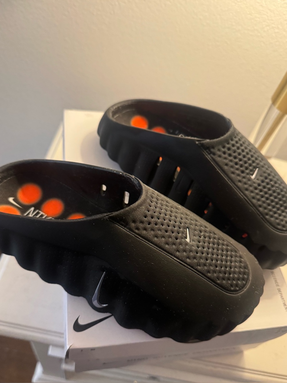 Women’s Nike Mind - NEW